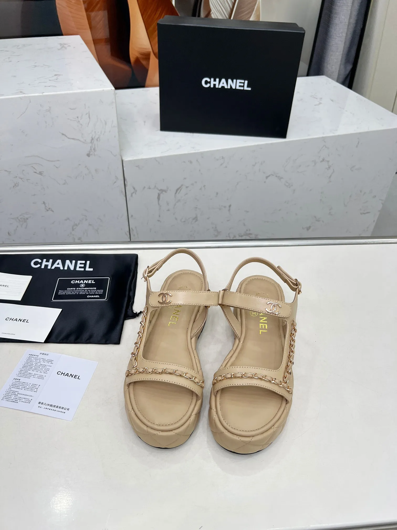 👟👟Ex-factory price 480👟👟 Top version Chanel Chanel - 2025 spring model, counter top chain sandals. This classic design; extraordinary love❤️ embraces a variety of color elements... The diversified mix and match is very beautiful and versatile, very light on the foot, comfortable, super delicate and elegant, and can be used outdoors... ꫛꫀꪝ Go➫ Material: ❶Upper is made of: Original imported sheepskin ❷Inner lining: Original sheepskin lining ❸Outsole based on: Original molded outsole Counter boutique packaging complete set for women 35–40 (customized for 41) Three colors available (black, white, apricot)